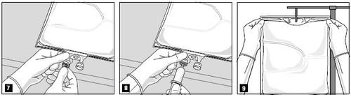 Mani che aprono una busta sigillata, poi estraggono il contenuto e infine appendono un dispositivo medico a un supporto verticale