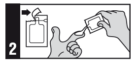 Mani che estraggono un farmaco da una fiala di vetro spezzabile con l