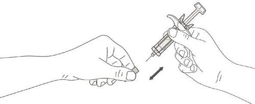 Mano che tiene una siringa preriempita con ago e un batuffolo di cotone, freccia nera indica la direzione di inserimento