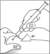 Mano che tiene una siringa inclinata a 45 gradi mentre l