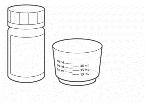 Flacone medicinale chiuso accanto a un bicchiere graduato con indicazioni di volume da 15 a 40 ml
