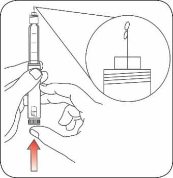 Penna iniettabile tenuta in mano con ago rivolto verso il basso e freccia rossa che indica il punto di iniezione