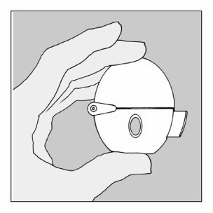 Mano che tiene un dispositivo medico ovale con un