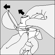 Dispositivo autoiniettante con due mani che lo tengono e premono per l