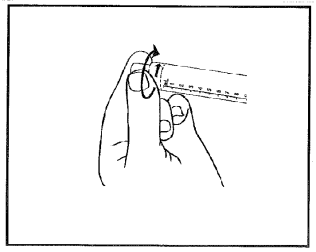 Mano che tiene una siringa con ago inserito nella pelle, tecnica di iniezione sottocutanea con piega cutanea sollevata