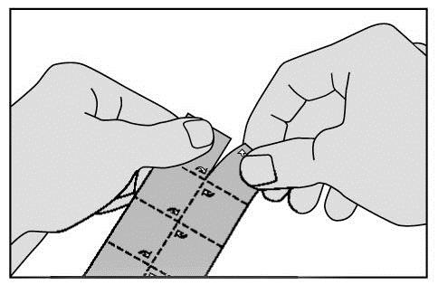 Due mani che applicano un cerotto adesivo su una ferita, il cerotto &egrave; diviso in sezioni quadrate