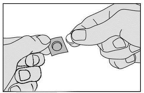 Mano che tiene un dispositivo medico con un pulsante centrale circolare e un involucro protettivo grigio