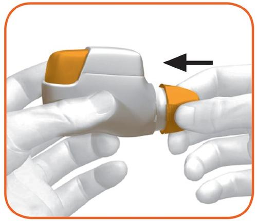Dispositivo autoiniettante bianco e arancione tenuto in mano con freccia nera che indica la parte arancione da premere