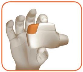 Mano che tiene un dispositivo autoiniettante di colore bianco e arancione per la somministrazione di farmaci