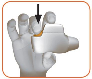 Mano che tiene un dispositivo autoiniettante bianco e arancione con la punta rivolta verso l