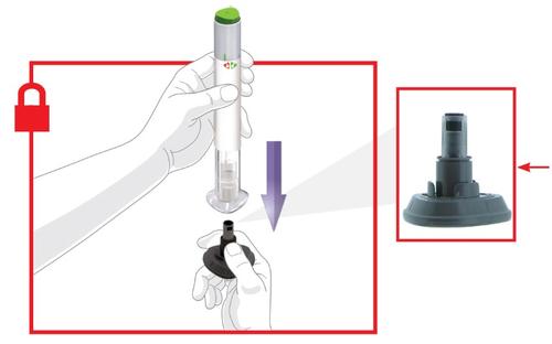 Mano che tiene il dispositivo autoiniettore bianco e verde con ago rivolto verso il basso e tappo nero separato in primo piano freccia rossa indica l