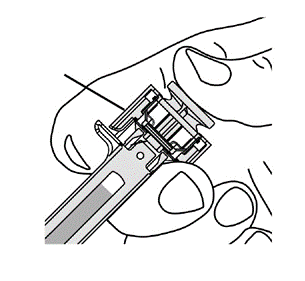 Dispositivo autoiniettante con ago esposto e protetto da un cappuccio scorrevole durante l