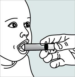 Persona che tiene in bocca un erogatore spray con l