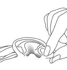 Mano che afferra una fiala di vetro con un tappo di gomma grigia e un