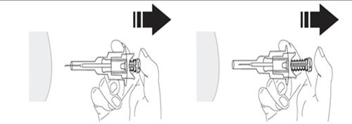 Mano che tiene un dispositivo medico con ago, due fasi mostrate con frecce, protezione rimossa e ago esposto pronto per l