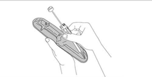 Mano che tiene un dispositivo autoiniettante con ago inserito e cappuccio protettivo rimosso per l