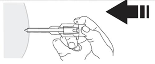 Mano che tiene una siringa con ago inserito nel tessuto, freccia nera che indica la direzione di inserimento e corpo stilizzato a sinistra