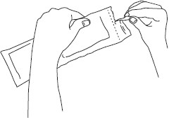 Mano che piega un tampone sterile di garza bianca per la pulizia della pelle prima dell