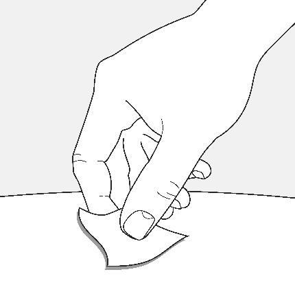 Mano che afferra un tampone sterile bianco a forma di batuffolo di cotone per la pulizia della pelle