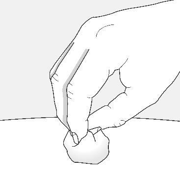 Mano che pizzica la pelle con due dita formando una piega cutanea per l