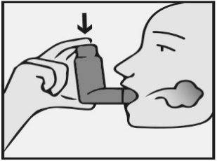 Mano che tiene un inalatore vicino alla bocca del paziente con freccia direzionale verso il basso