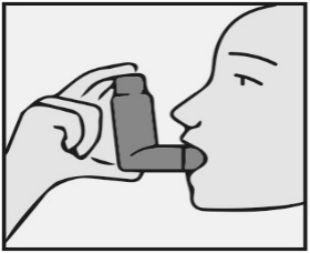 Mano che tiene un inalatore alla bocca del paziente per somministrare il farmaco tramite aerosol