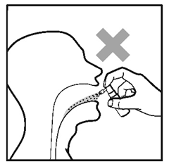 Mano che tiene un dispositivo spray orale con l