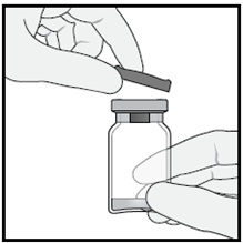 Mano che tiene un tappo nero sopra un flacone di vetro trasparente con un anello grigio