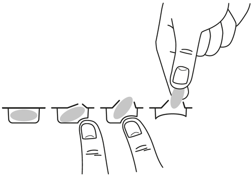 Mano che stringe una siringa pronta per l