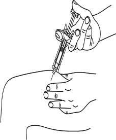 Mano che tiene una siringa pronta per l