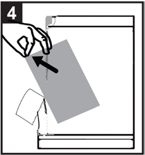 Mano che stacca un cerotto adesivo da una superficie grigia con freccia nera indicante la direzione del movimento