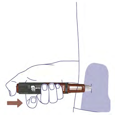Mano che tiene un dispositivo per iniezione con ago inserito nel tessuto sottocutaneo, freccia indica direzione di iniezione