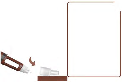 Siringa marrone con ago trasparente che si collega ad un adattatore bianco su sfondo bianco e rettangolo marrone