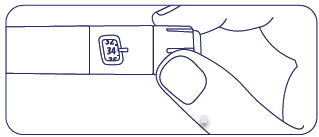 Penna per iniezione con ago visibile e mano che preme il pulsante di rilascio del farmaco