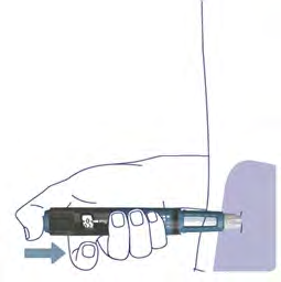 Mano che stringe un dispositivo per iniezione con ago inserito nella pelle, freccia che indica la direzione di spinta