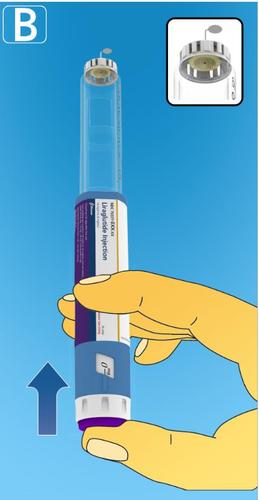 Penna per iniezione con due dita gialle che la tengono, freccia blu che indica la direzione e ingrandimento del meccanismo interno