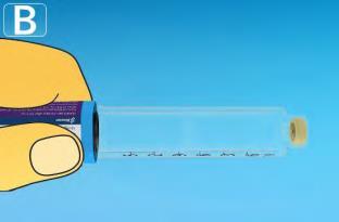 Mano che afferra una siringa preriempita trasparente con un pistone giallo e un