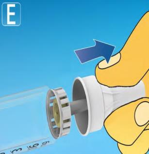 Mano gialla che avvita un ago bianco su una siringa trasparente con scala graduata freccia blu indica la direzione