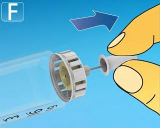 Mano che inserisce un ago bianco con protezione grigia in un adattatore trasparente collegato a una siringa