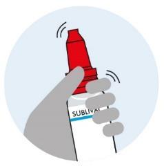 Mano che tiene un flacone spray nasale rosso e bianco con la scritta SUBILVA e frecce che indicano l