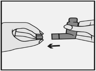 Mano che inserisce un dispositivo grigio a forma di cilindro in un altro dispositivo bianco con una freccia nera indicante la direzione