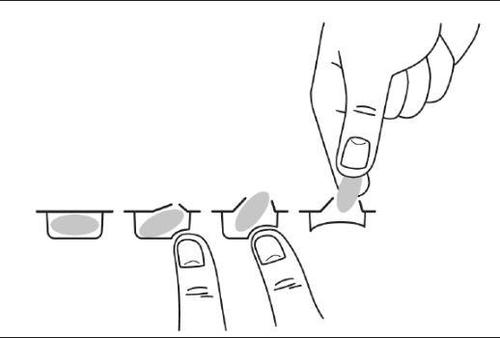 Due dita che pizzicano la pelle per prepararla all