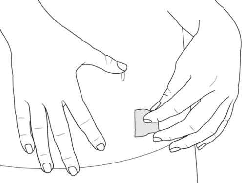 Mano che afferra una siringa preriempita con un dispositivo di sicurezza grigio mentre l