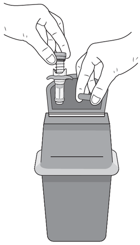 Mani che fissano un adattatore grigio su una fiala medicinale inserita in un supporto protettivo nero