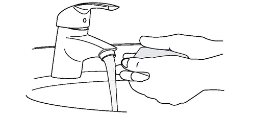 Rubinetto cromato con acqua corrente e mano che ne riceve il flusso per lavarsi