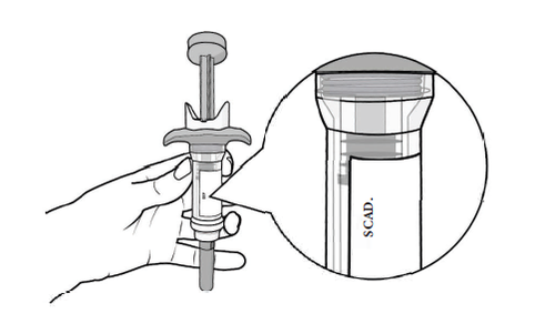 Mano che tiene un iniettore preriempito con ago visibile e ingrandimento del meccanismo di rilascio del farmaco con scritta SCAD