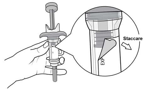 Mano che tiene una siringa preriempita, dettaglio del pistone con freccia che indica lo stacco e la scritta EXP