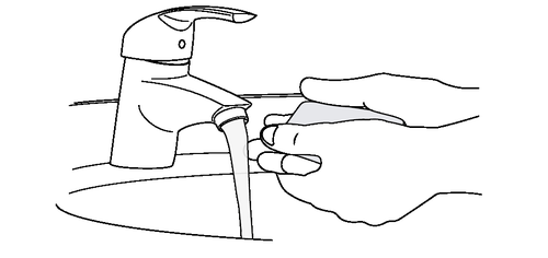 Rubinetto cromato con acqua corrente e mani che si lavano sotto il getto d