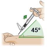 Mano che tiene una siringa inclinata a 45 gradi mentre l