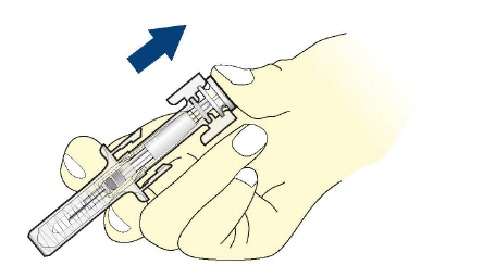 Mano che afferra un dispositivo autoiniettante con ago visibile e freccia blu che indica la direzione di attivazione